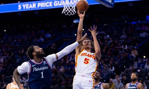 Johnson anota triples clave para Hawks y arruina regreso de Embiid en victoria 142-134