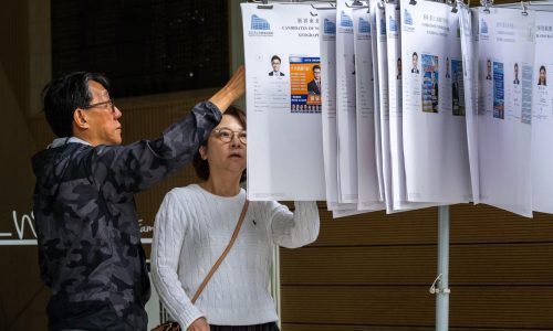 Hong Kong vota en elecciones legislativas tras un incendio mortal