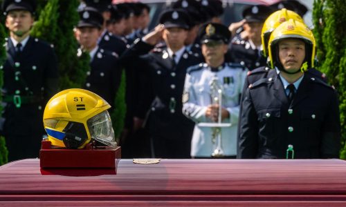 Hong Kong llora la muerte de bombero en el incendio más mortal en décadas