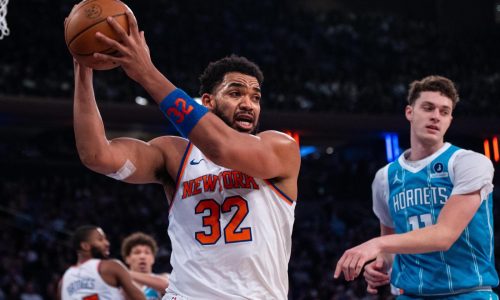 Towns y Brunson llevan a Knicks a victoria 119-104 sobre Hornets