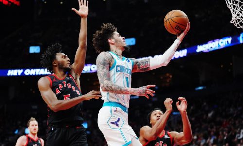 Kon Knueppel anota cinco triples y 21 puntos y Hornets vencen 111-86 a Raptors