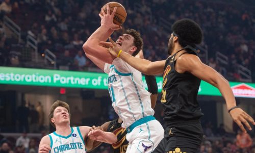 Knueppel anota 29 puntos y Miller suma 25 en victoria de Hornets 119-111 sobre Cavaliers