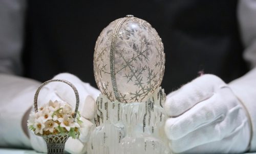 Huevo Fabergé de cristal hecho para la realeza rusa alcanza precio récord de $30,2 millones
