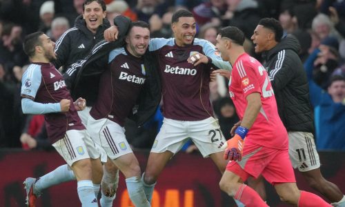 Aston Villa sorprende y vence al Arsenal con un gol tardío de Emiliano Buendía