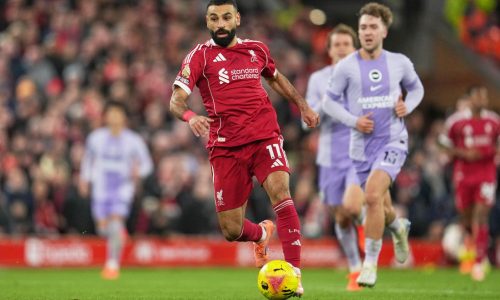 Salah regresa y ayuda al Liverpool a vencer al Brighton en la Liga Premier
