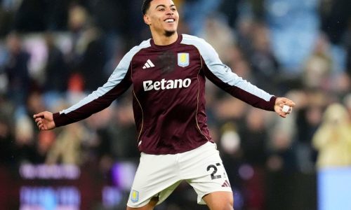 Aston Villa vence 2-1 al Man United y logra su décima victoria consecutiva