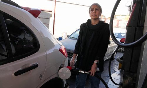 Irán aumenta los precios de la gasolina por primera vez desde las mortales protestas de 2019