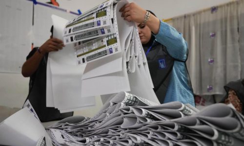 Irak: Partido de primer ministro gana más escaños, pero no suficientes para segundo mandato