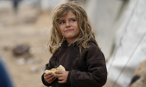 Ayuda a Gaza, muy por debajo del acuerdo de alto el fuego, según análisis de AP