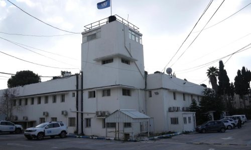 La agencia de ONU para palestinos dice que la policía israelí allanó su complejo en Jerusalén