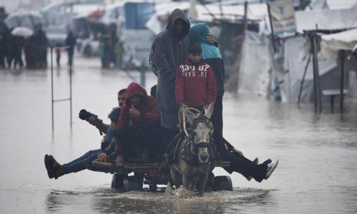 Lluvia y frío agravan las penurias de Gaza en medio de la guerra