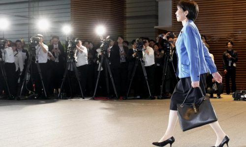 Primera ministra japonesa gana seguidores por su estilo y mantra de “trabajar, trabajar, trabajar”
