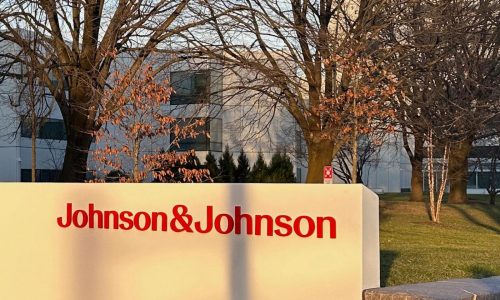 Johnson & Johnson deberá pagar 65,5 millones de dólares a mujer con cáncer que usó talco
