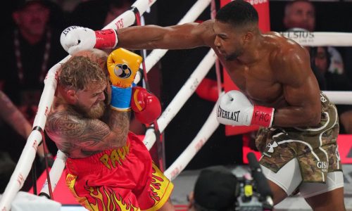 Anthony Joshua noquea al YouTuber Jake Paul en 6to asalto y gana pelea en la división de los pesados