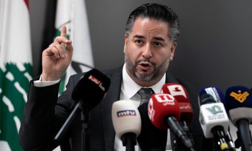 Líbano libera bajo fianza a exministro de Economía acusado de delitos financieros