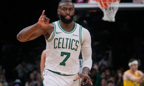 Brown anota 30 puntos y Celtics vencen 126-105 a unos Lakers sin James ni Doncic