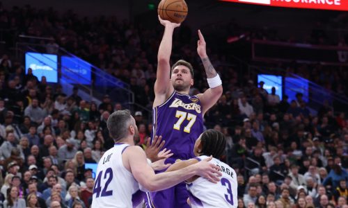 Doncic logra 45 puntos y triple-doble por Lakers, que remontan y vencen a Jazz 143-135
