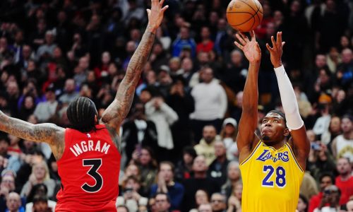 Hachimura aporta triple al final tras pase de James y Lakers superan a Raptors 123-120