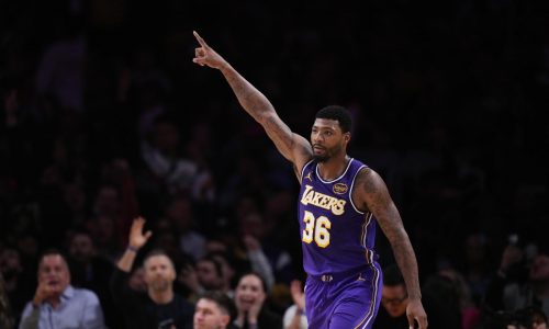 Marcus Smart de Lakers multado con 35.000 dólares por gesto obsceno hacia un árbitro