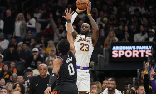LeBron James anota dos tiros libres clave y Lakers vencen 116-114 a Suns tras dejar ir ventaja de 20
