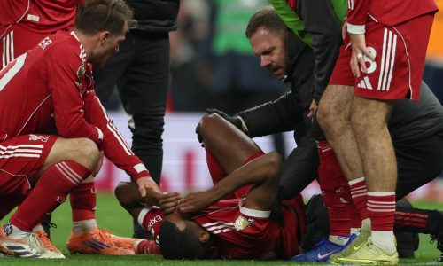 Isak se lesiona el tobillo al anotar para Liverpool en la victoria ante Tottenham