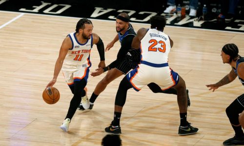 Brunson y Hart lideran victoria de los Knicks 106-100 ante el Magic
