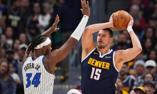 Jokic establece récord de asistencias para un pívot y Nuggets derrotan 126-115 a Magic