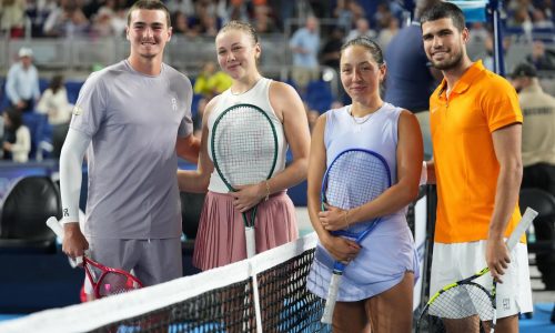 Carlos Alcaraz y otras estrellas del tenis participan en evento de exhibición en el loanDepot Park