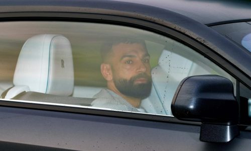 Aficionados del Liverpool dejan clara su postura en la polémica Salah vs. Slot