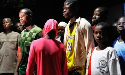 Liberan a 130 niños y personal escolar secuestrados el mes pasado en Nigeria, informa la policía