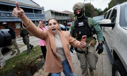 Registros vistos por AP revelan vigilancia en línea y arrestos en redada migratoria en Nueva Orleans