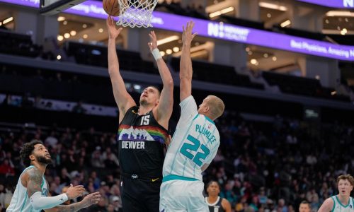 Murray anota 34 puntos y los Nuggets vencen 115-106 a los Hornets