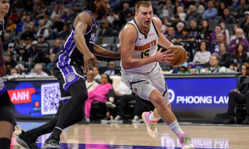 Jokic suma 36 puntos y 12 rebotes por Nuggets, que arrollan 136-105 a Kings