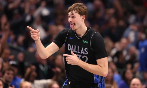 Flagg anota 33 puntos, Davis suma 31 y Mavericks superan a Nuggets 131-130