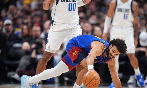 Murray se lesiona el tobillo derecho en derrota de los Nuggets por 131-121 ante Mavericks
