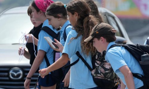 Australia exige a redes sociales que reporten avances en veto de cuentas a menores de 16 años