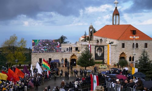El papa reza por la paz en Líbano ante la tumba de un santo venerado por cristianos y musulmanes