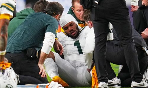 Micah Parsons se lesiona la rodilla izquierda en una jugada sin contacto contra los Broncos