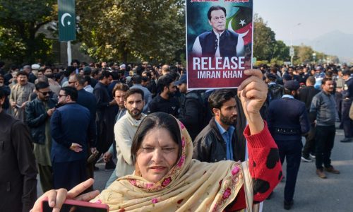 Condenan a ex primer ministro paquistaní Imran Khan y su esposa a 17 años de prisión por corrupción