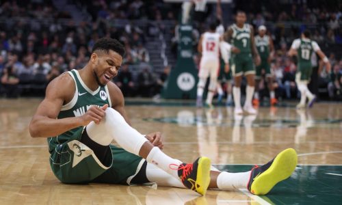 Bucks pierden a Antetokounmpo por lesión pero vencen 113-109 a Pistons