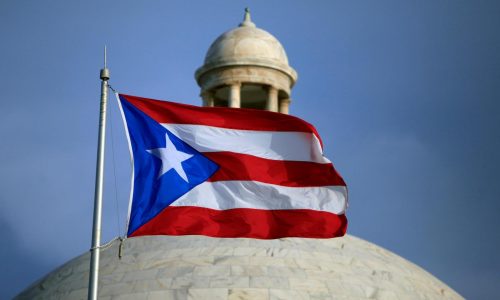 Gobernadora de Puerto Rico firma ley que, según críticos, restringirá acceso a información pública