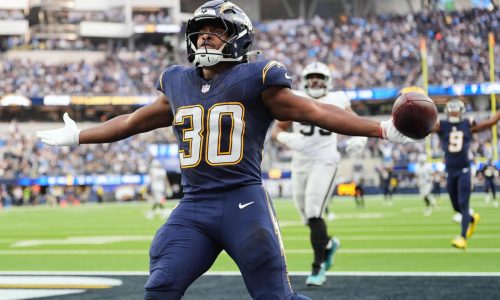 Herbert lanza dos pases de TD y Chargers derrotan 31-14 a Raiders para sexta derrota al hilo