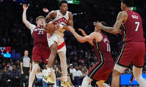 Barnes anota 27, Raptors arrollan 112-91 al Heat, que suma 9 derrotas en 11 partidos