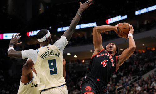 Ingram y Barnes lideran a Raptors en victoria 111-105 sobre Bucks en mala racha
