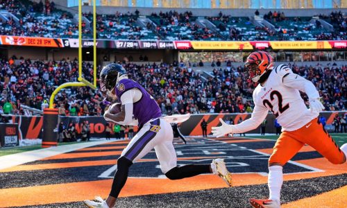 Dos pases de TD de Lamar Jackson y un pick-six impulsan a Ravens a vencer 24-0 a Bengals