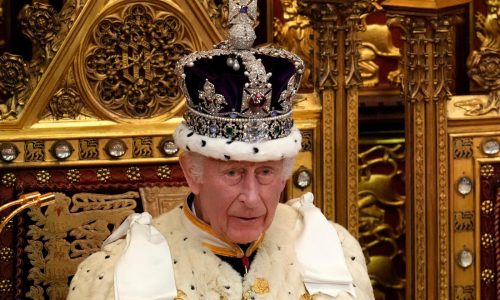 Arrestan a manifestantes que untaron comida a la vitrina donde está la corona del rey Carlos