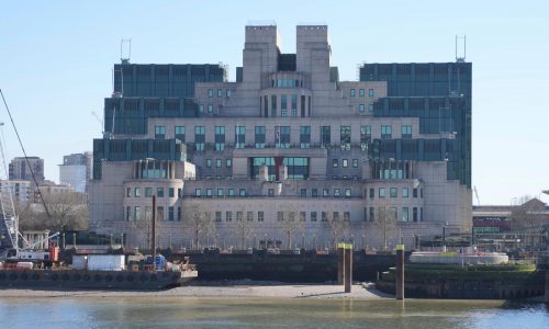 El jefe del MI6 dice que el Reino Unido enfrenta una amenaza por el deseo de Rusia de exportar caos