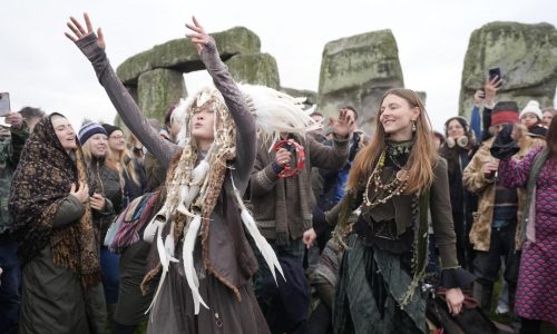 Miles de personas celebran el amanecer del solsticio de invierno en Stonehenge