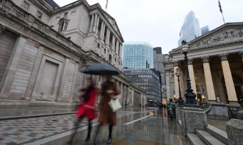 El Banco de Inglaterra reduce tasa de interés clave por primera vez en meses