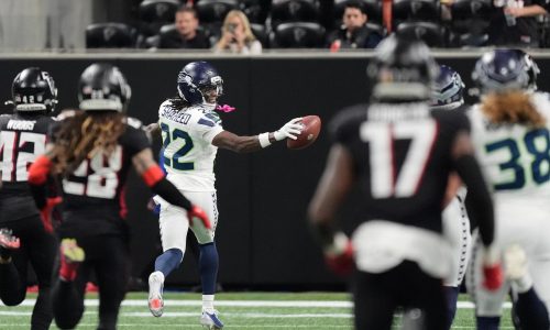 Shaheed devuelve patada 100 yardas para TD y Seahawks aplastan 37-9 a Falcons